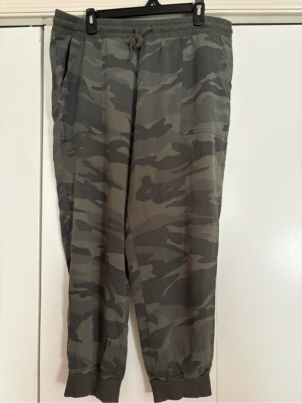 Splendid Women Olive & Dark Green Camouflage Cargo Joggers